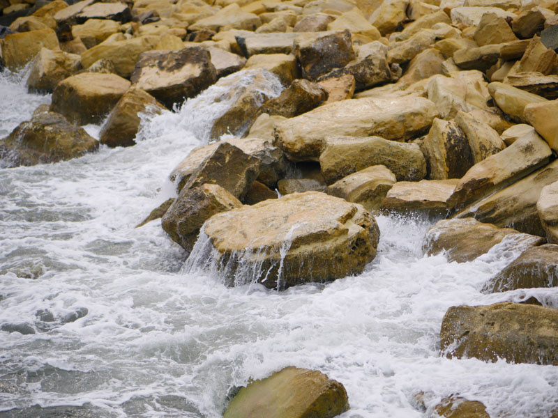 Камені, вода, берег